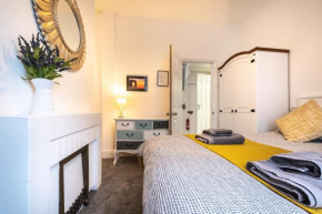 5-bedroom Kings House with garden l spacious l close to the centre l shops l restaurants